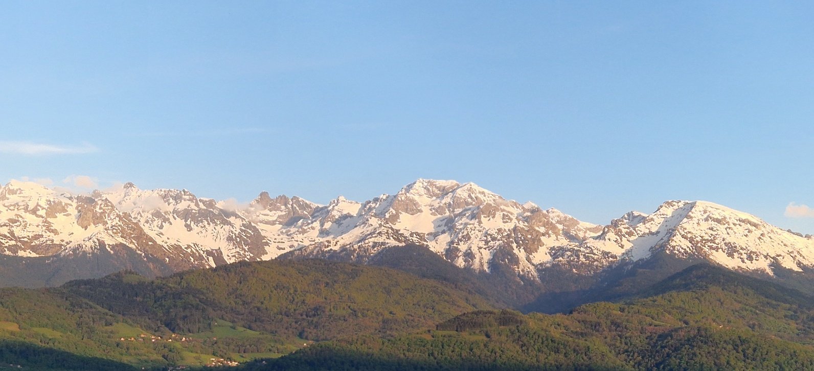 Vue sur le massif de Belledonne depuis Saint-Nazaire-les-Eymes